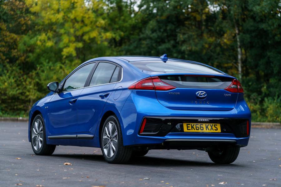  Hyundai IONIQ hybrid 2016 года  (UK) (фото 6 из 32)